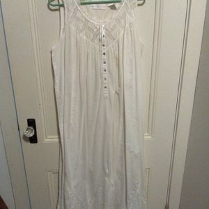 Eileen West night dress. White. Medium.